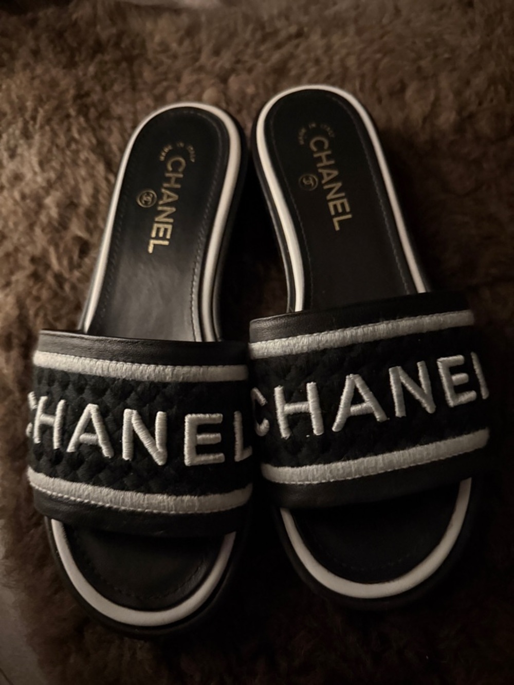 Authentic! CHANEL Black and White Quilted Logo Slide Mules Sandals  size 39.5 - Picture 4 of 13